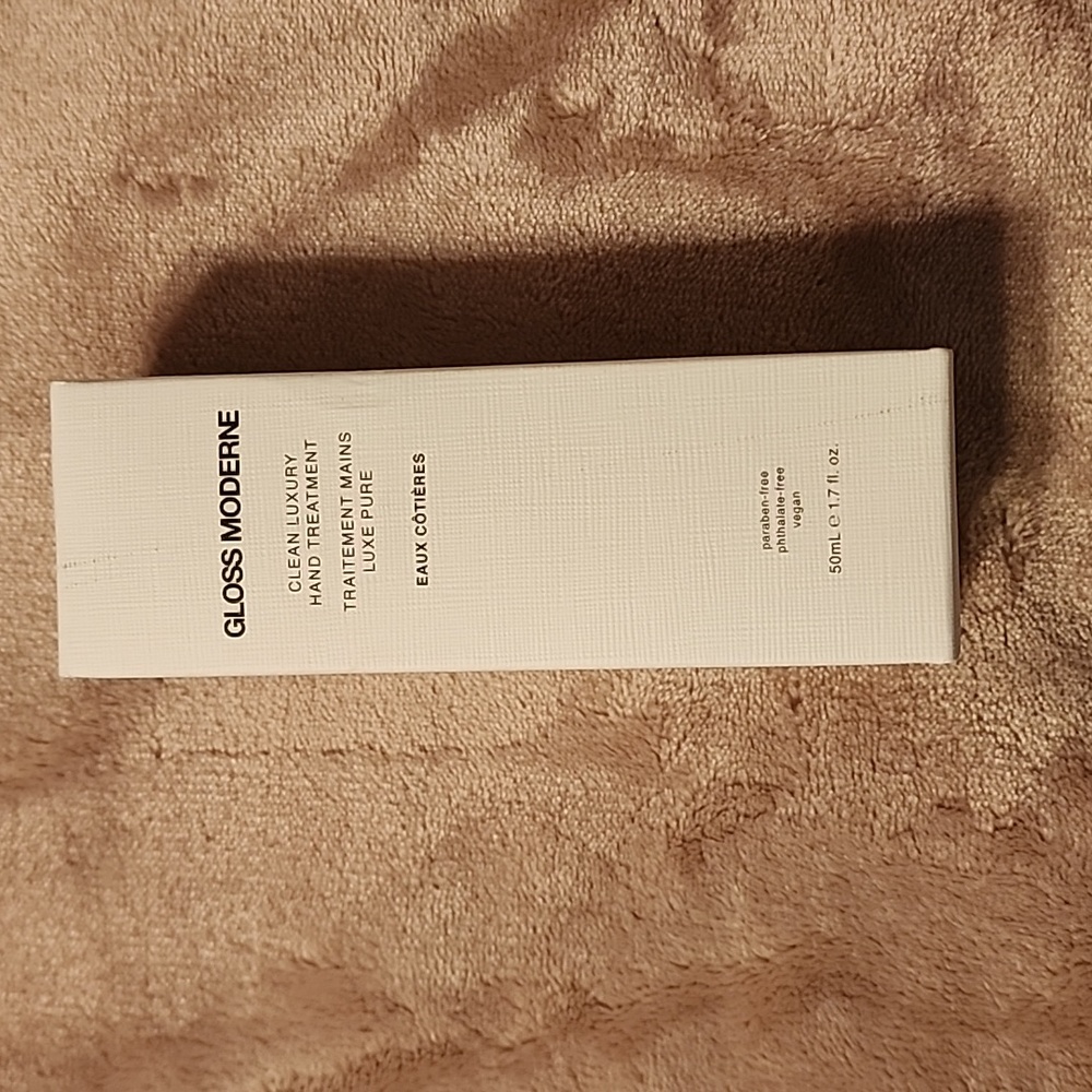 Gloss moderne hand treatment